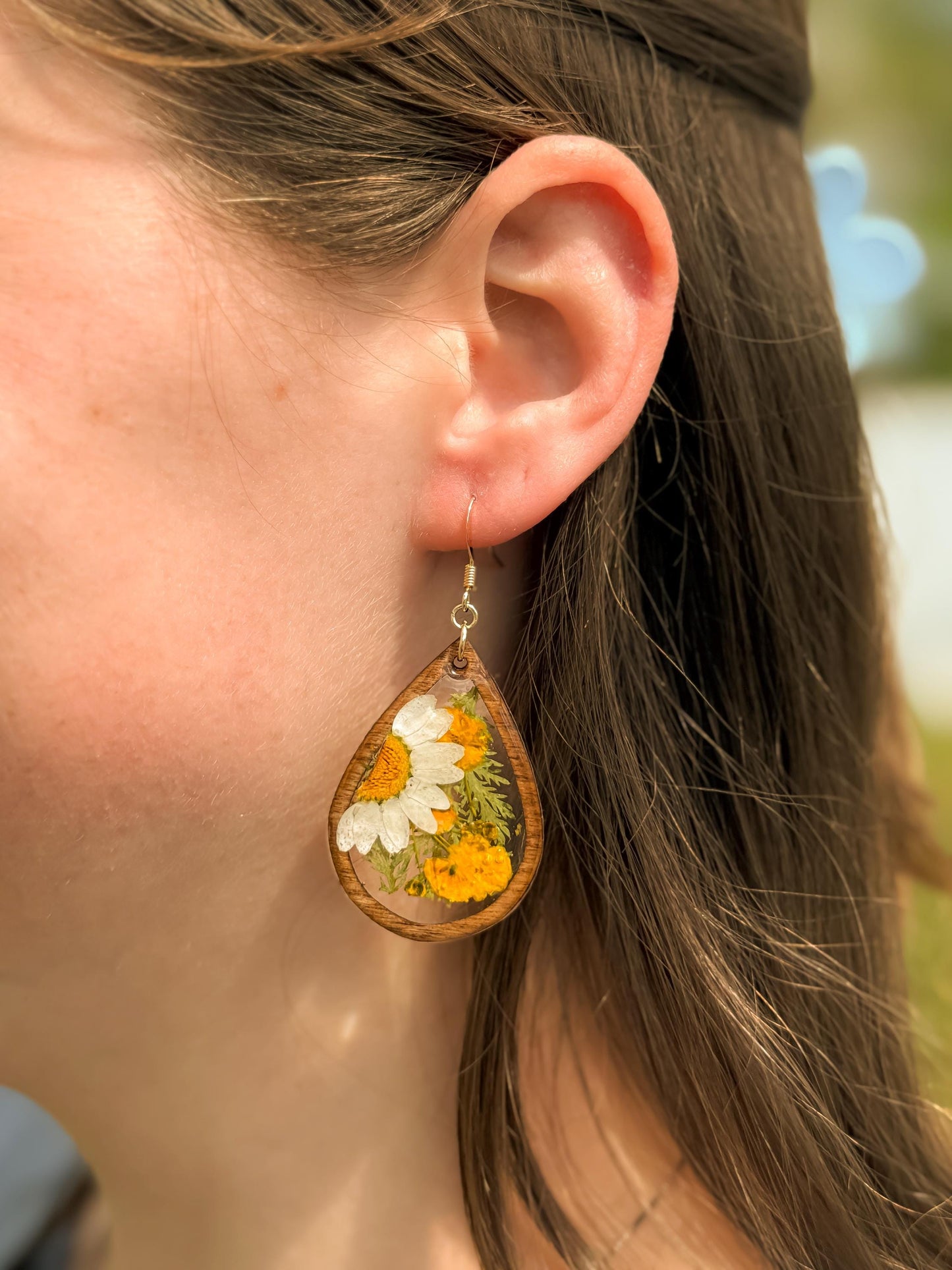 Real Daisy Resin & Wood Teardrop Earrings – Handmade Botanical Jewelry