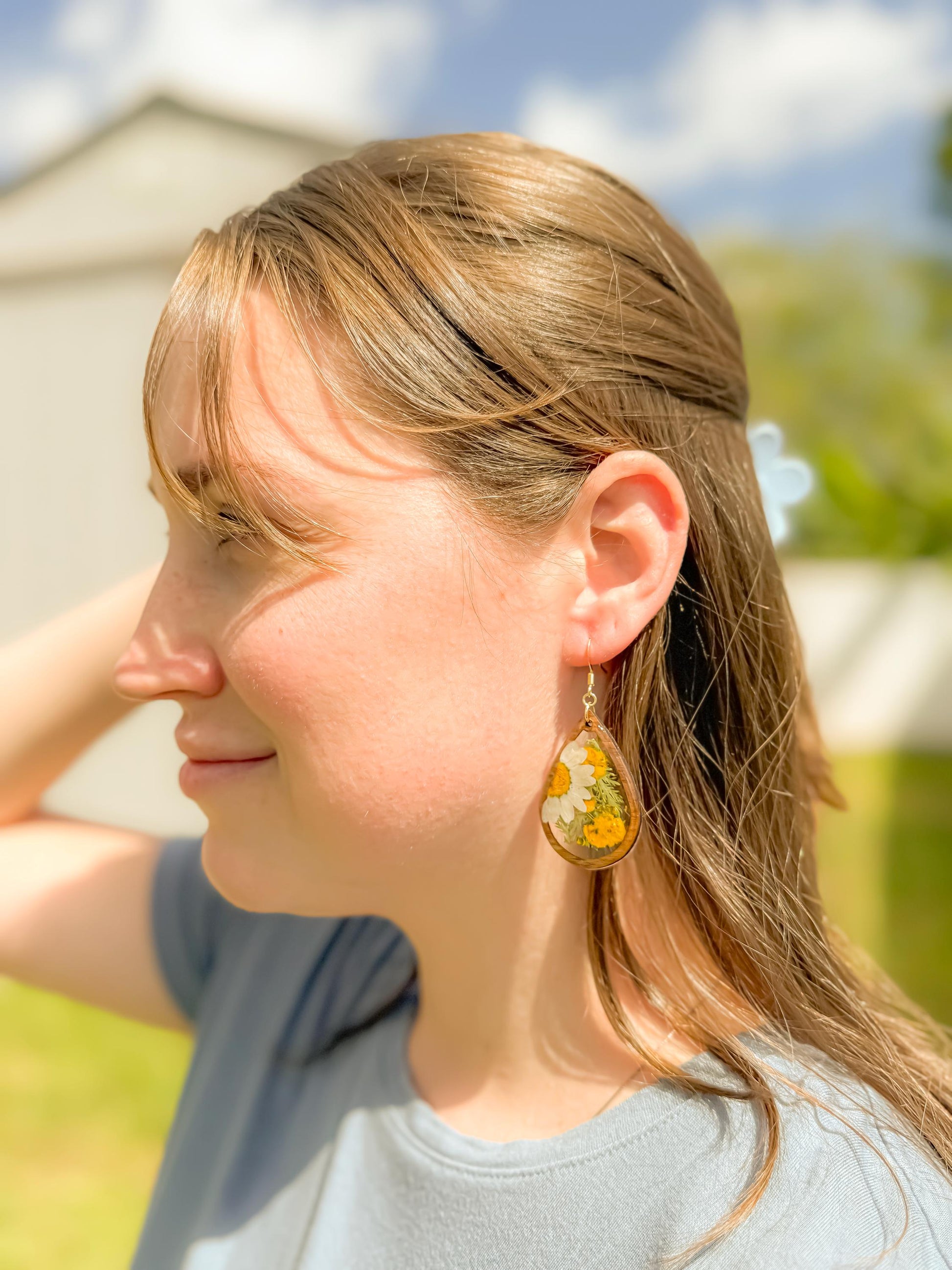 Real Daisy Resin & Wood Teardrop Earrings – Handmade Botanical Jewelry
