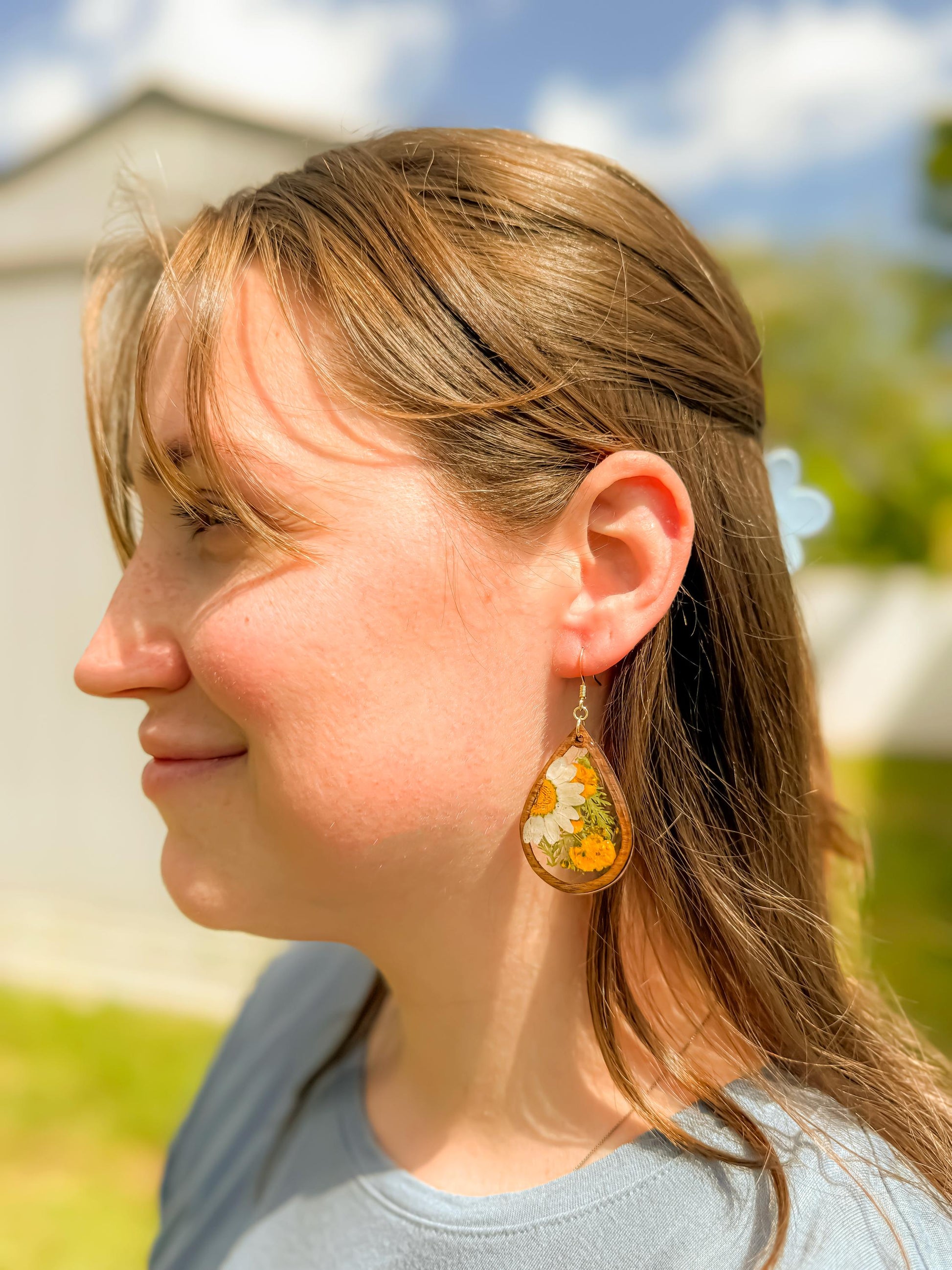 Real Daisy Resin & Wood Teardrop Earrings – Handmade Botanical Jewelry