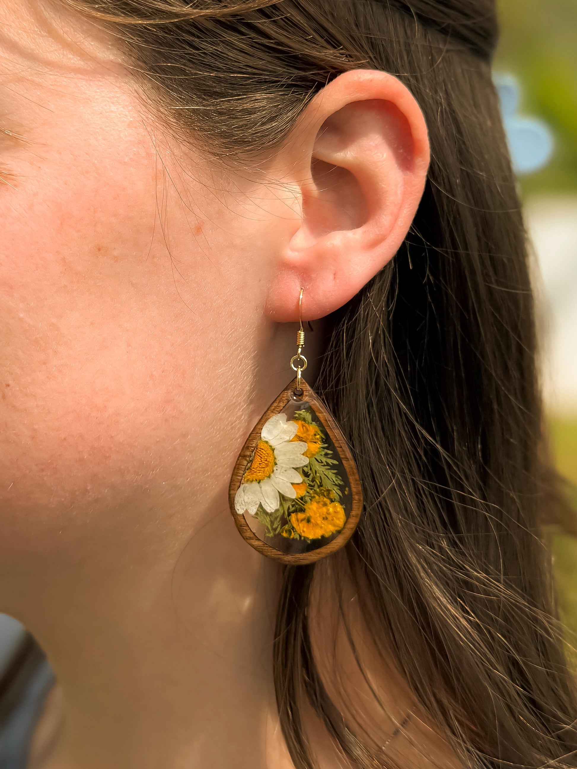 Real Daisy Resin & Wood Teardrop Earrings – Handmade Botanical Jewelry