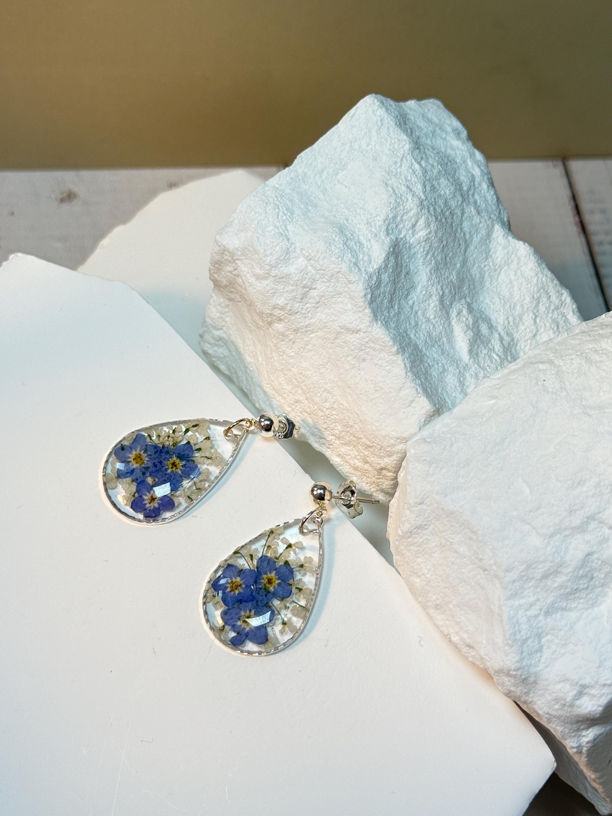 Handmade Resin Forget-Me-Not Flower Earrings – Nature-Inspired Botanical Jewelry