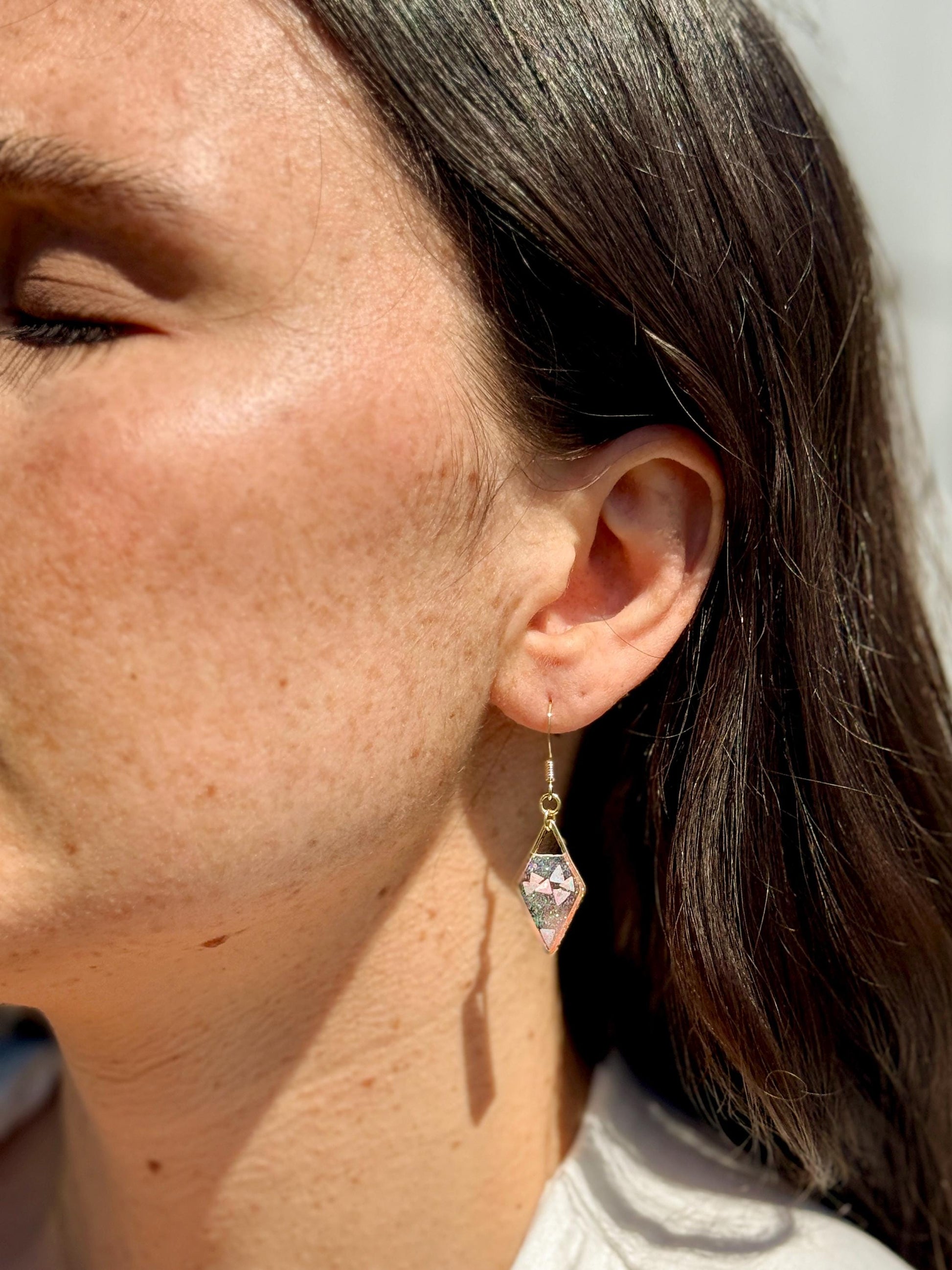 Iridescent Geometric Diamond Threader Earrings – Clear Resin with Pink Glitter & Holographic Triangles