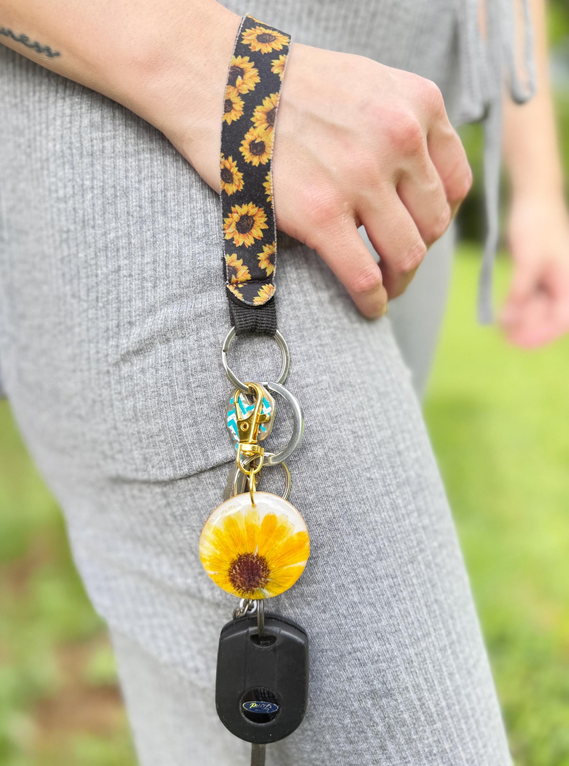 Birth Flower Keychain: Pressed Flower Resin Charm, Gold or Wood Frame