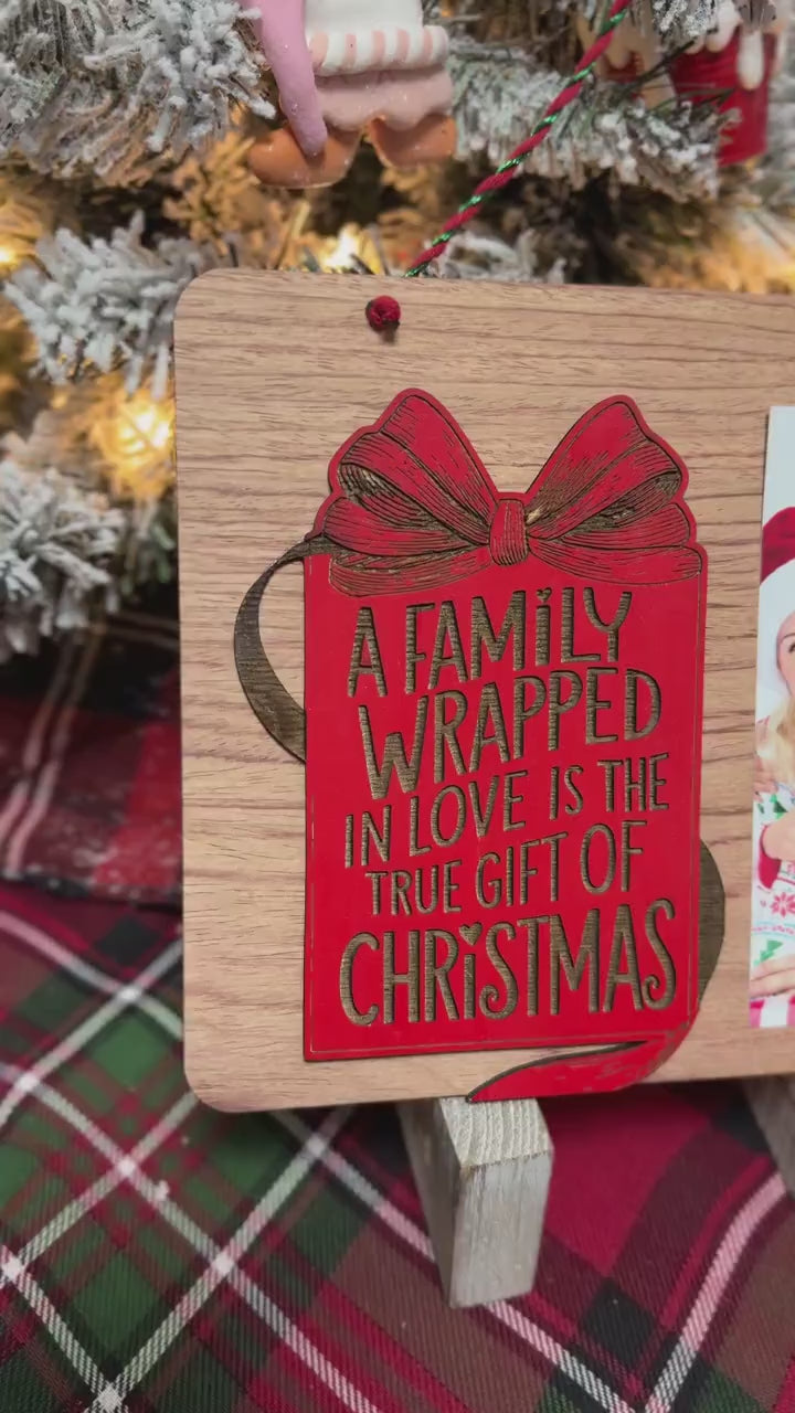Handmade Christmas Photo Clip Sign: Engraved Family Love Decor